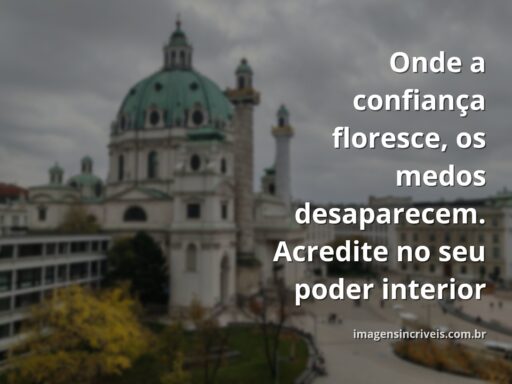 Céu vasto e água calma refletindo a luz, transmitindo paz e a serenidade da autoconfiança interior.