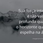 Paisagem serena de um lago espelhando um céu vasto ao amanhecer, transmitindo uma sensação de paz, expansão e confiança interior.