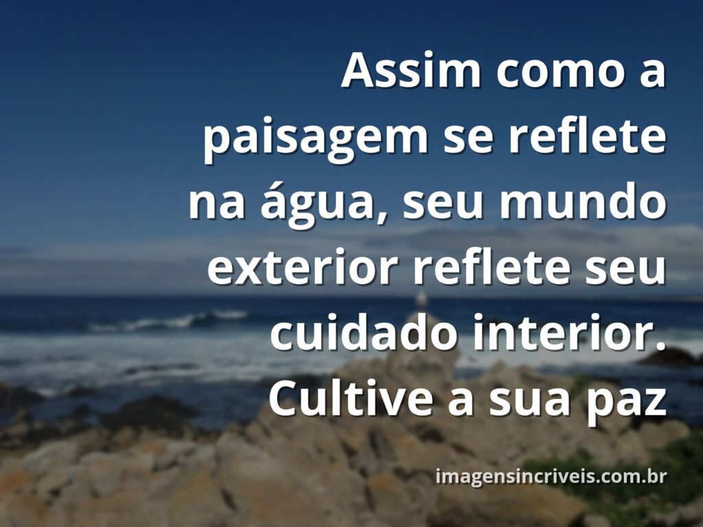 Céu amplo e sereno refletido na superfície calma de um lago, com uma margem de natureza verdejante, evocando tranquilidade e introspecção.