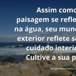 Céu amplo e sereno refletido na superfície calma de um lago, com uma margem de natureza verdejante, evocando tranquilidade e introspecção.