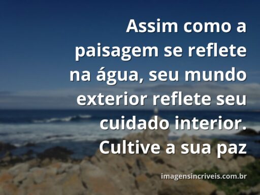Céu amplo e sereno refletido na superfície calma de um lago, com uma margem de natureza verdejante, evocando tranquilidade e introspecção.
