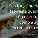 Céu azul com nuvens brancas refletido na superfície calma de um lago, transmitindo paz e a imensidão do amor-próprio.