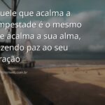 Céu vasto e sereno com nuvens douradas refletindo sobre águas calmas, transmitindo uma profunda sensação de paz e esperança divina.