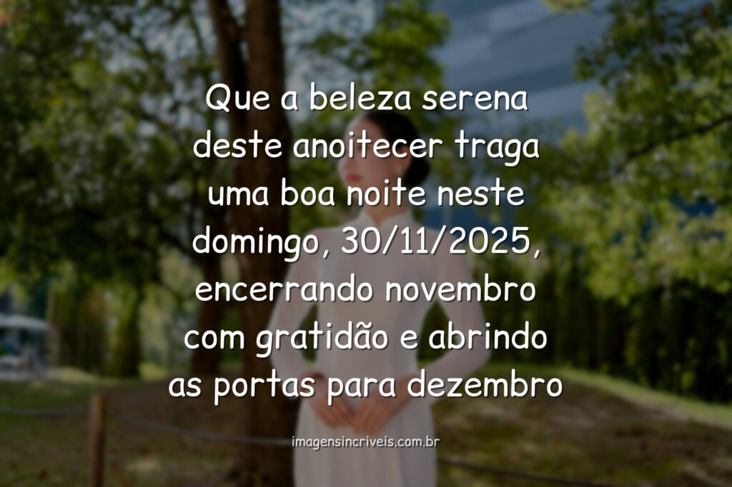 Céu ao entardecer com tons de laranja e roxo refletido sobre a água calma, transmitindo paz para o fim de mês e esperança para o novo.
