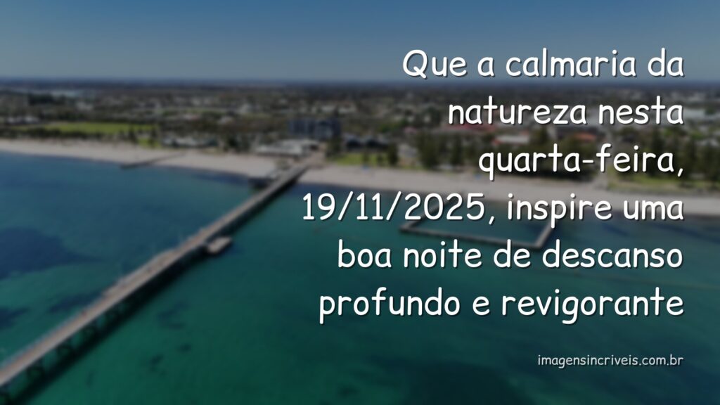 Céu crepuscular com tons de azul e laranja refletido sobre águas tranquilas de um lago, evocando um sentimento de paz e descanso.