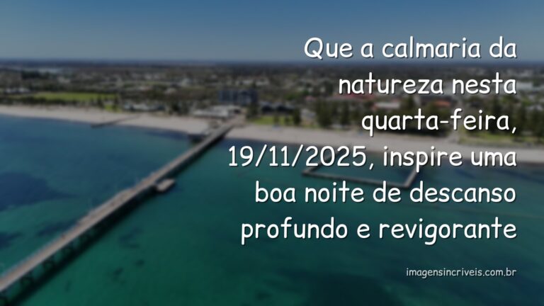 Céu crepuscular com tons de azul e laranja refletido sobre águas tranquilas de um lago, evocando um sentimento de paz e descanso.
