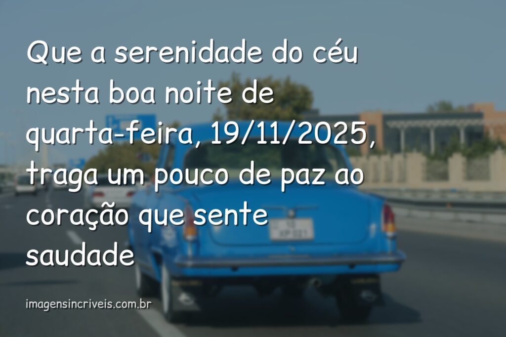 Céu noturno sereno com estrelas refletidas na água calma de um lago, transmitindo um sentimento de paz e saudade em meio ao luto.