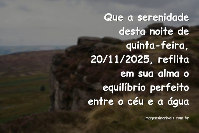Céu crepuscular em tons suaves refletido sobre a superfície calma da água, evocando um profundo sentimento de paz e equilíbrio.