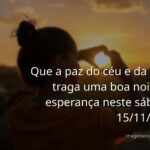 Céu noturno estrelado refletindo sobre um corpo d'água calmo, evocando um sentimento de paz e esperança profunda.