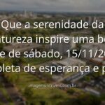 Céu sereno e águas calmas ao entardecer, refletindo a luz suave e o sentimento de esperança de uma noite de sábado tranquila.
