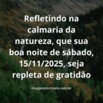 Paisagem noturna serena com céu estrelado refletido na água calma, evocando sentimentos de paz e gratidão neste sábado.