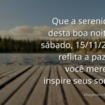 Céu do entardecer com tons de rosa e laranja refletido sobre a água calma de um lago, inspirando paz e motivação para uma boa noite.