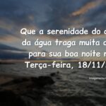 Céu noturno com estrelas refletido em um lago sereno, evocando um sentimento profundo de paz, calma e tranquilidade.