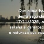 Céu azul refletido em um lago calmo, cercado por natureza verde, transmitindo a paz e a bondade de uma tarde serena.
