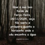 Paisagem serena com céu azul e águas calmas, refletindo um sentimento de paz e a prosperidade de uma tarde tranquila.