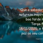 Paisagem serena com um lago calmo refletindo o céu azul, transmitindo a paz e a sabedoria de uma tarde de reflexão.
