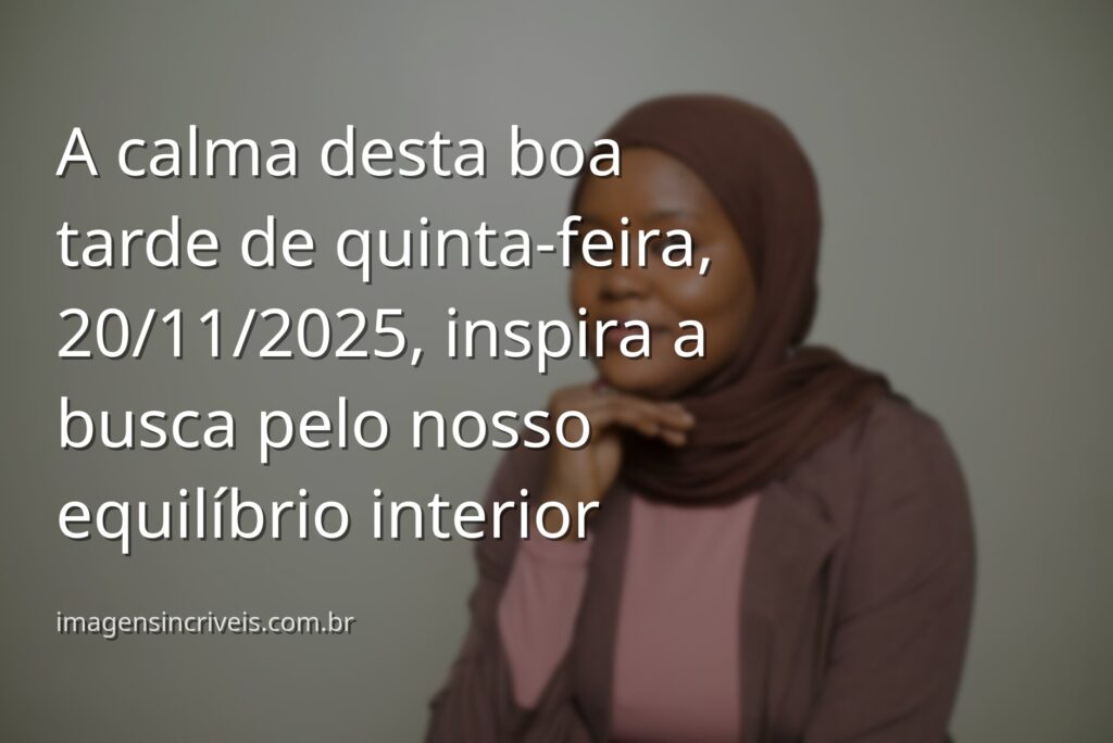 Paisagem serena com céu azul e nuvens refletidos na água calma de um lago, transmitindo paz e equilíbrio.