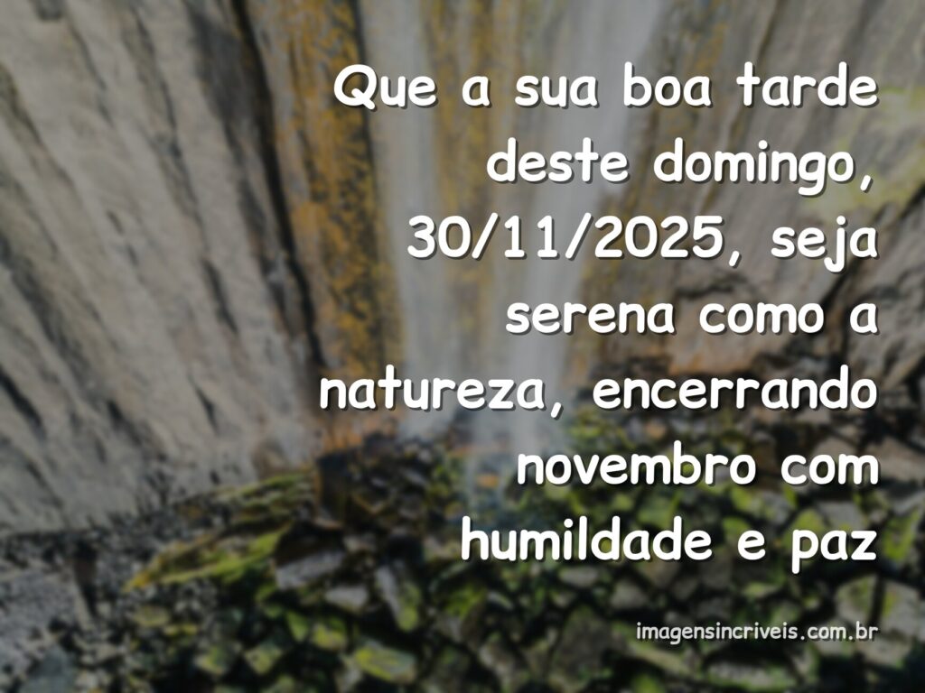 Paisagem serena de um lago refletindo o céu azul ao entardecer, transmitindo a paz e a humildade de uma tarde de domingo.