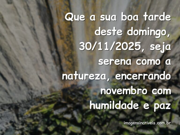 Paisagem serena de um lago refletindo o céu azul ao entardecer, transmitindo a paz e a humildade de uma tarde de domingo.