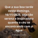 Paisagem serena com céu azul e nuvens refletidos na água calma de um lago, transmitindo paz para uma tarde motivacional de domingo.