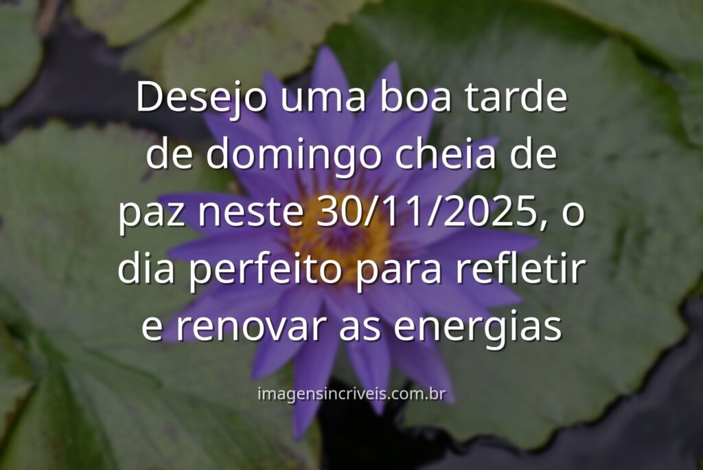 Céu sereno sobre um lago calmo ao entardecer, refletindo a tranquilidade de um fim de domingo e a esperança de um novo mês.