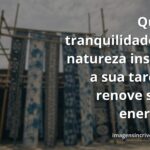 Paisagem serena com céu azul e nuvens brancas refletido na água calma de um lago, cercado por natureza verde, evocando paz.