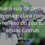 Paisagem serena de um lago com montanhas ao fundo, refletindo um céu azul claro, transmitindo uma sensação de paz para uma boa tarde.