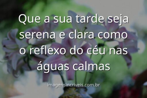 Paisagem serena de um lago com montanhas ao fundo, refletindo um céu azul claro, transmitindo uma sensação de paz para uma boa tarde.