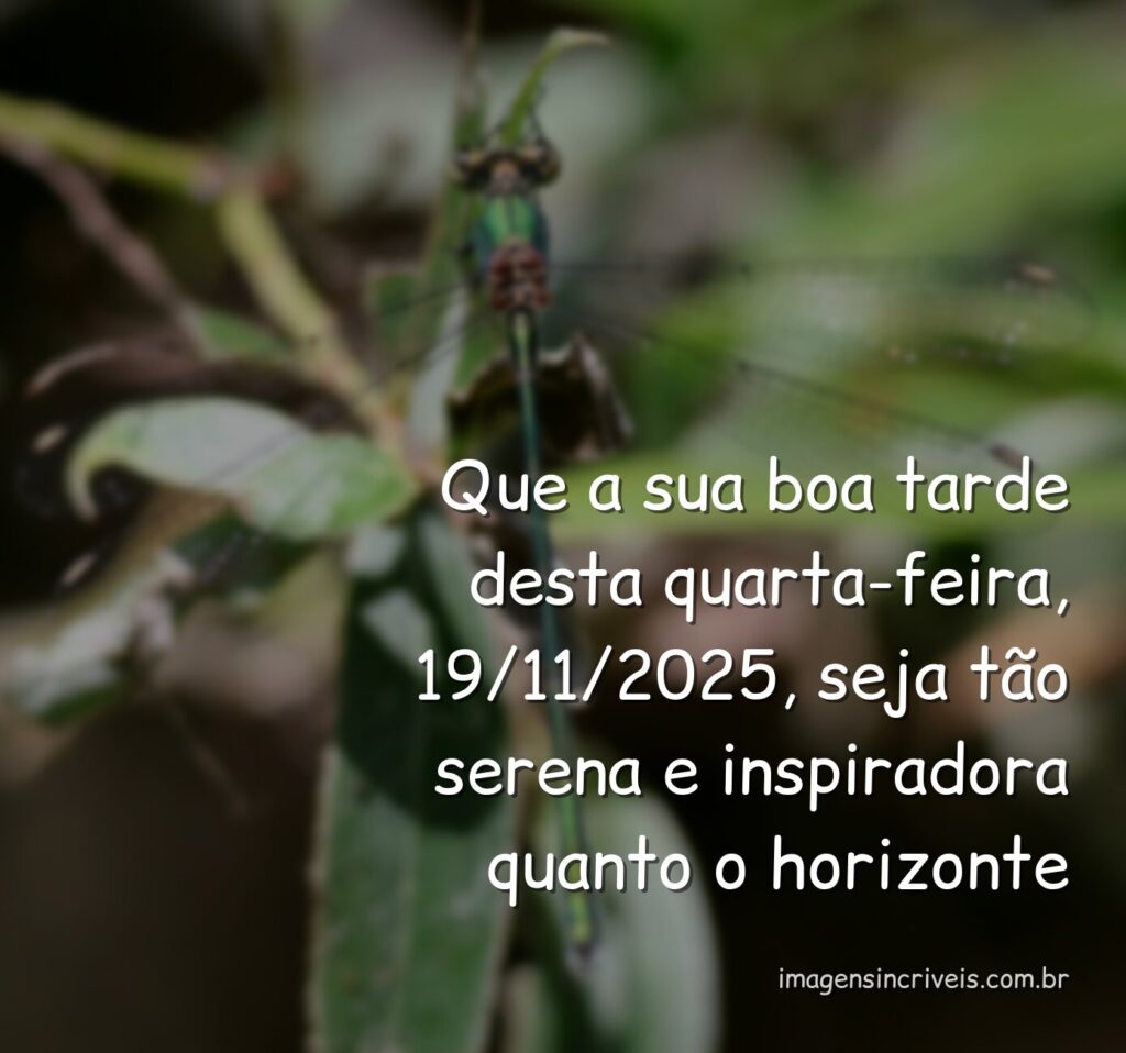 Céu azul com nuvens suaves refletindo em águas calmas de um lago ao entardecer, transmitindo uma sensação de paz e motivação.
