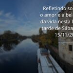 Paisagem serena com céu e água se fundindo no horizonte, evocando sentimentos de amor e paz para uma tarde de sábado.