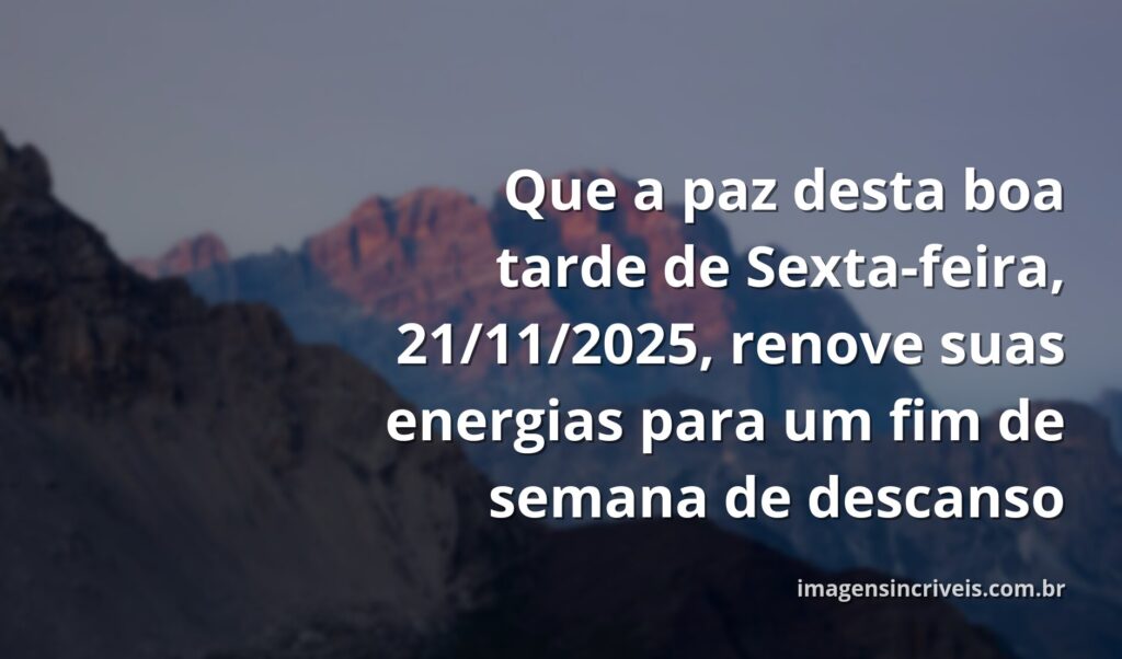 Céu sereno com nuvens reflete em águas calmas de um lago ao entardecer, transmitindo paz e a sensação de descanso.
