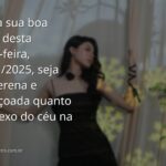 Paisagem serena de um lago refletindo um céu azul com nuvens brancas, transmitindo a paz de uma tarde abençoada.