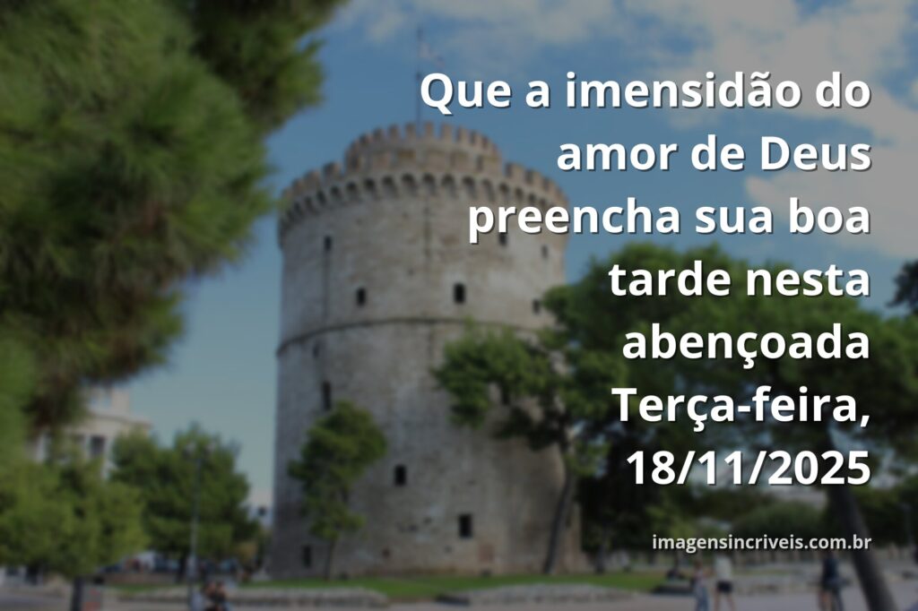 Paisagem serena com céu azul, nuvens brancas e água calma refletindo a luz, transmitindo paz para uma tarde evangélica.