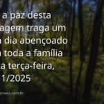 Nascer do sol sereno sobre um lago calmo, com céu azul e nuvens, refletindo a paz de uma mensagem de bom dia para a família.
