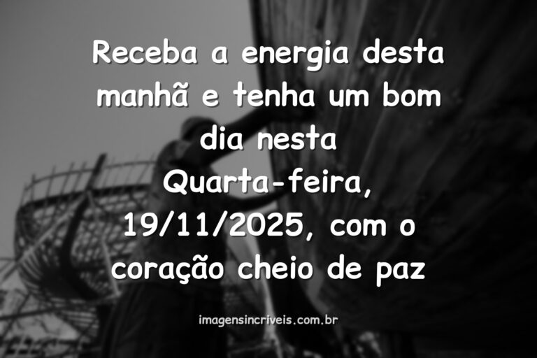 Paisagem serena com céu azul e nuvens brancas refletidas na água calma, transmitindo a energia positiva e a paz de um bom dia.