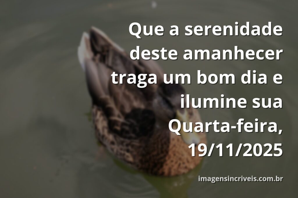 Paisagem serena de um lago refletindo o céu azul e as nuvens ao amanhecer, transmitindo um sentimento de paz e calma.