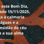 Paisagem serena de um lago refletindo um céu azul claro, evocando um sentimento de paz para um sábado abençoado.