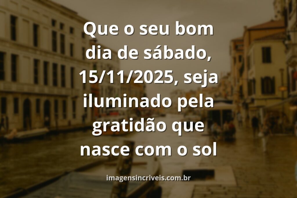 Céu sereno com nuvens douradas refletindo em águas calmas ao amanhecer, evocando um sentimento de paz e gratidão.