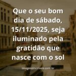 Céu sereno com nuvens douradas refletindo em águas calmas ao amanhecer, evocando um sentimento de paz e gratidão.