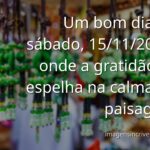 Céu sereno reflete sobre águas calmas ao amanhecer, uma cena da natureza que inspira um profundo sentimento de paz e gratidão.
