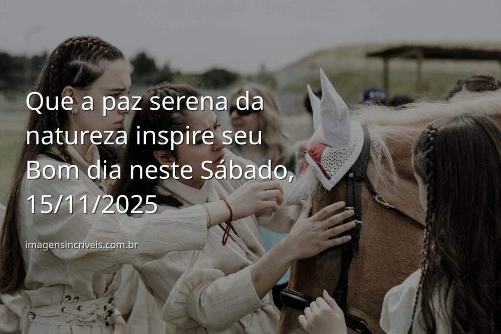 Céu azul claro refletido em águas calmas de um lago ao amanhecer, transmitindo uma profunda sensação de paz e tranquilidade.