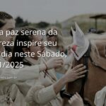 Céu azul claro refletido em águas calmas de um lago ao amanhecer, transmitindo uma profunda sensação de paz e tranquilidade.