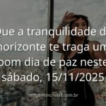 Paisagem serena com céu e água se encontrando no horizonte, transmitindo uma profunda sensação de paz e calma para o sábado.