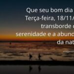Paisagem serena de um lago com céu azul refletido, inspirando sentimentos de abundância, paz e gratidão para o dia.