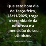 Céu azul e límpido refletindo sobre águas calmas, com a natureza ao redor, transmitindo um sentimento de paz e otimismo.