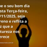 Paisagem serena com céu azul refletido na água calma de um lago, cercado por natureza, transmitindo a paz de uma manhã de terça-feira.