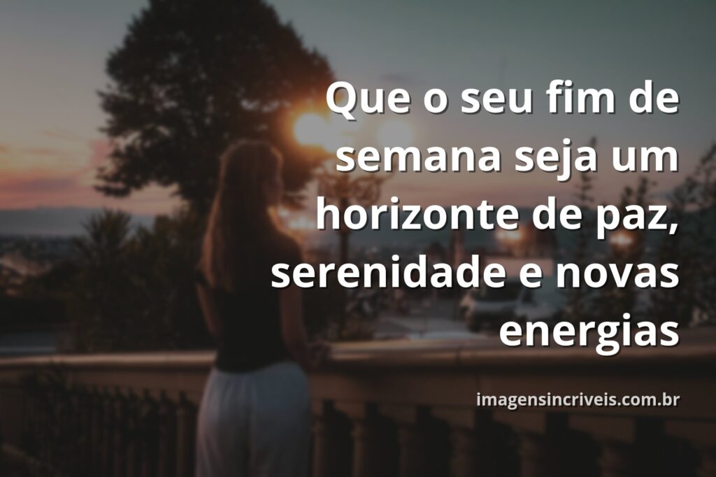 Paisagem serena de um lago calmo refletindo um céu azul com nuvens brancas, transmitindo uma sensação de paz para um bom fim de semana.
