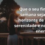 Paisagem serena de um lago calmo refletindo um céu azul com nuvens brancas, transmitindo uma sensação de paz para um bom fim de semana.