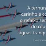 Céu azul com nuvens brancas refletido perfeitamente em um lago calmo, transmitindo uma sensação de paz, serenidade e carinho.