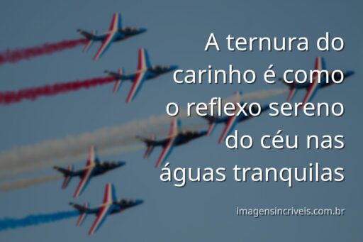 Céu azul com nuvens brancas refletido perfeitamente em um lago calmo, transmitindo uma sensação de paz, serenidade e carinho.